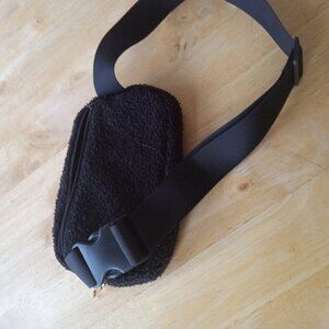 Black fanny pack